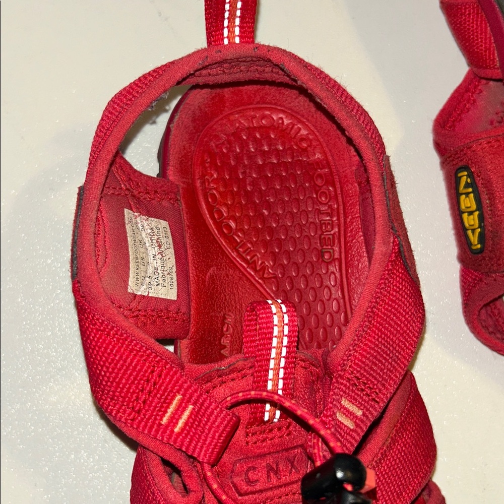 KEEN Women’s Vibrant Red hiking/water Sandals size 9 - Picture 4 of 4